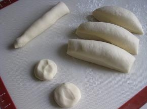 醒好的面团分开，搓成长条，切成30克左右的剂子