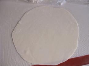 擀开与平底锅大小相宜