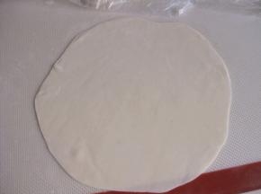 擀开与平底锅大小相宜