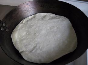 看到底部微微气泡，快速翻面，薄饼非常好熟，两面均已变色，即可取出