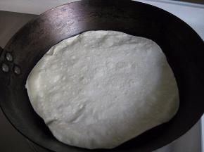 看到底部微微气泡，快速翻面，薄饼非常好熟，两面均已变色，即可取出