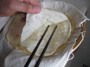 取出的饼，从旁边快速揭开，小心烫手