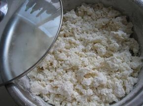 搅拌成絮状，盖上盖子放凉