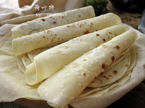 烙好的饼用干净的布盖着，吃的时候卷上喜欢的菜，OK