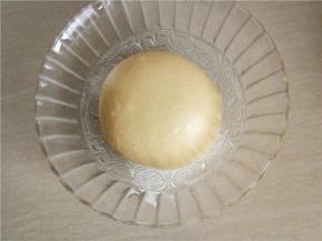 面团放入碗中盖上保鲜膜室温发酵。