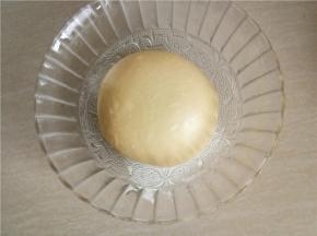 面团放入碗中盖上保鲜膜室温发酵。