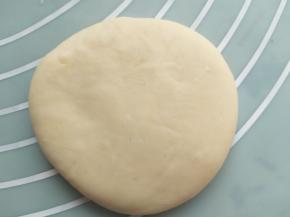 取一个面团按压排气