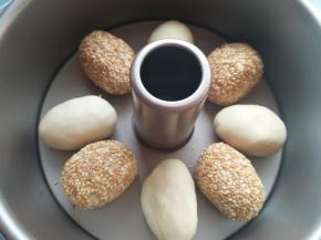 放入8寸中空模具，有4个没蘸芝麻哦