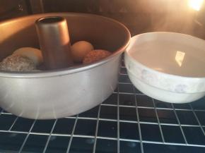 烤箱里放碗热水，选择发酵功能