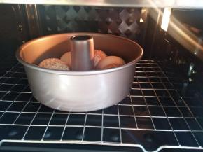 烤箱中下层上下火180℃预热10分钟,烤20分钟