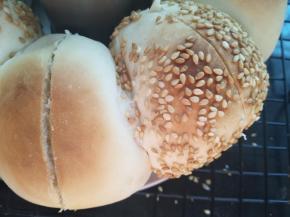 出炉脱模，用刀切开一点，别切断了