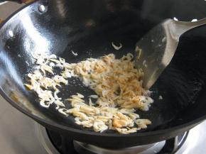 炒锅放适量的植物油，油五成热时放入虾皮，炒出香味