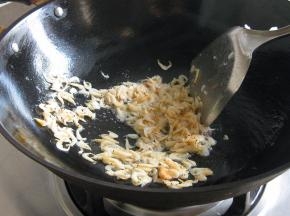 炒锅放适量的植物油，油五成热时放入虾皮，炒出香味