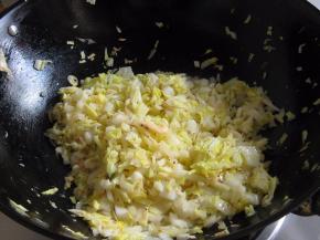 翻炒均匀，至白菜断生