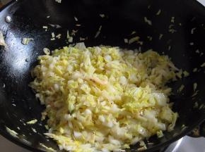 翻炒均匀，至白菜断生
