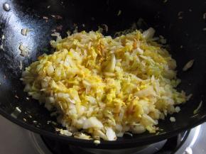 待蛋液快凝固时，翻面