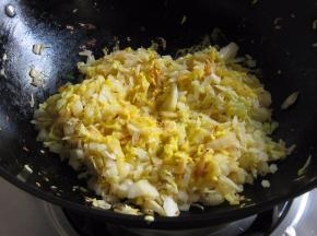 待蛋液快凝固时，翻面