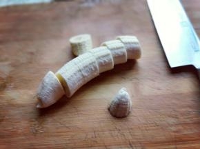 香蕉去皮，切块。
