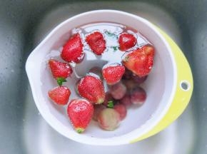 补一张图，提子和草莓洗干净后，盐水泡10分钟。