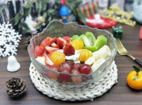 装入色拉碗中。撒上色拉酱。