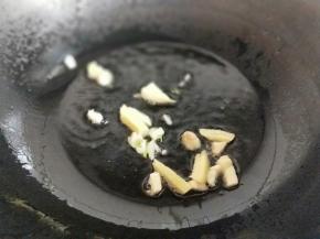 起油锅，加入切好的葱姜蒜煸炒。