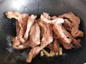 加入半成品酱鸭。