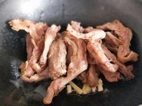 加入半成品酱鸭。