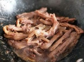 加入少量清水，大火烧开，加入几滴老抽上色。