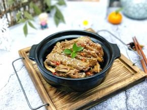 盛出装入砂锅中，撒上熟芝麻。