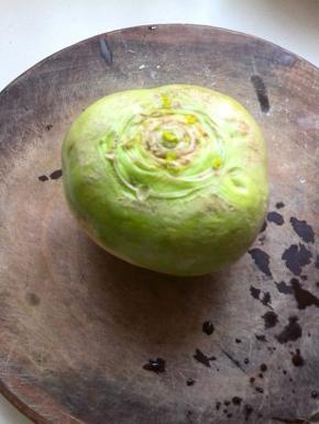 1个辣菜疙瘩洗净，去掉外皮上的疤痕