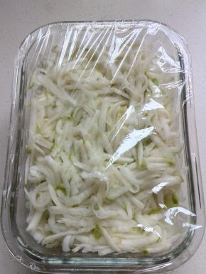 连汤带菜放入保鲜盒里，用保鲜膜封口