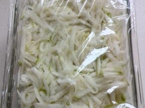 连汤带菜放入保鲜盒里，用保鲜膜封口