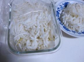 打开保鲜膜，一股辣味直接冲出来，吃的时候淋上香油，放一小时白糖，拌匀了，装饰点香菜叶子，OK