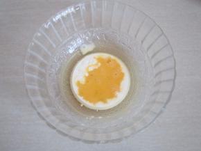 将牛奶、玉米油、全蛋液、放入一个碗中搅拌均匀。