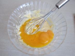 加入蛋黄拌匀备用