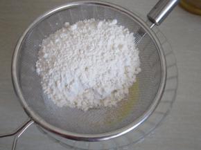 筛入低筋面粉继续搅拌均匀