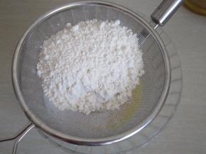 筛入低筋面粉继续搅拌均匀