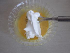 将3分之一蛋白霜倒入蛋黄糊中混合。