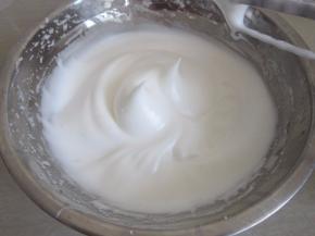 再分三次加入白糖，直至打发至硬性发泡的状态（提起打蛋头呈小弯勾）