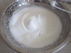 再分三次加入白糖，直至打发至硬性发泡的状态（提起打蛋头呈小弯勾）