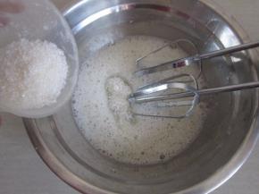 蛋白滴入柠檬汁，搅打至起鱼眼泡