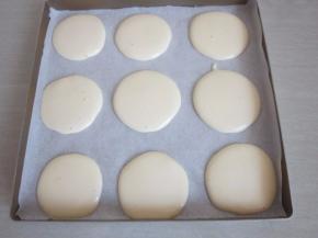 在垫了油纸的烤盘上挤上大小相等的圆，放入预热好的烤箱160度烤16分钟。