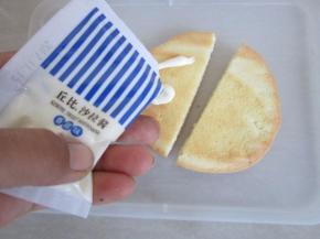 烤好的蛋糕稍放凉后对半切开，内则抹上丘比沙拉酱