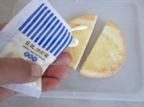 烤好的蛋糕稍放凉后对半切开，内则抹上丘比沙拉酱