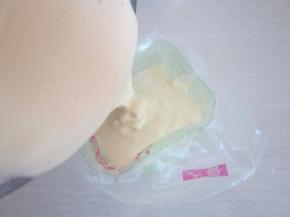 拌好的面糊装入裱花袋里。