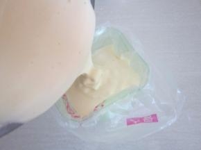 拌好的面糊装入裱花袋里。