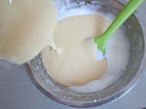 再倒入剩下的蛋白霜里，用翻拌的手法搅拌均匀。