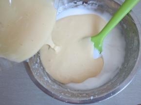 再倒入剩下的蛋白霜里，用翻拌的手法搅拌均匀。