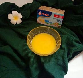 黄油隔水融化，备用。