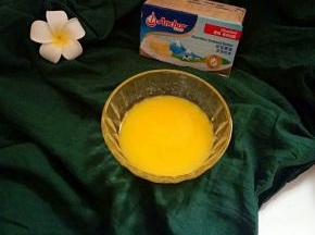 黄油隔水融化，备用。
